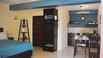 Minibar, decoración personalizada y muebles diferentes