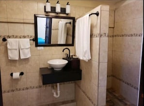 Deluxe-huone | Kylpyhuone | Suihku, sadesuihkupää, ilmaiset hygieniatuotteet, hiustenkuivaaja