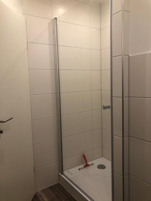 Căn hộ | Phòng tắm | Buồng tắm vòi sen, máy sấy tóc, khăn tắm