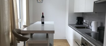 Cozy, Modern 1-bdrm apt w / garage near VIC-UNO City