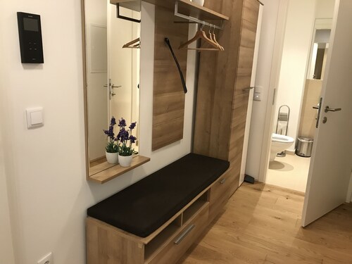 Cozy, Modern 1-bdrm Apt w/Garage near VIC-UNO City