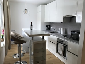 Fridge, microwave, oven, stovetop - Cozy, Modern 1-bdrm apt w / garage near VIC-UNO City (Donaustadt)