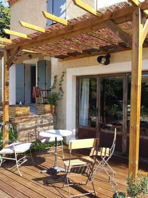 Outdoor dining - Ideally located between Alpilles, Lubéron, Camargue and Occitanie (Aramon)