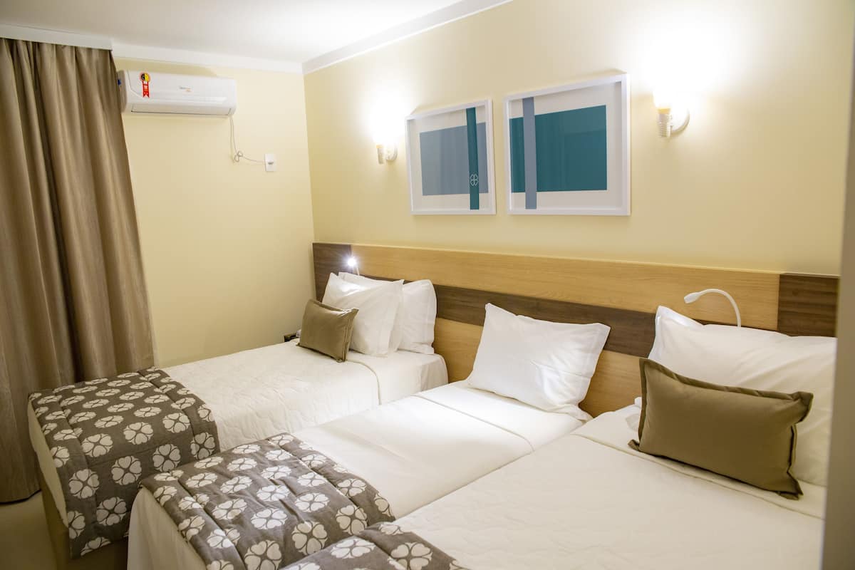 1 dormitorio, minibar, caja fuerte y escritorio