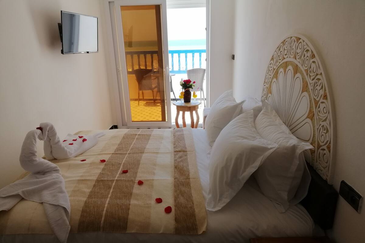 Appartement Duplex Romantique, terrasse, vue océan | Coffres-forts dans les chambres, rideaux occultants