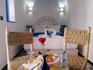 标准双人房 | 客房内保险箱、遮光窗帘、婴儿床、折叠床/加床(额外收费)