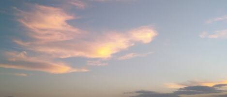 Una playa con cielo despejado y nubes.