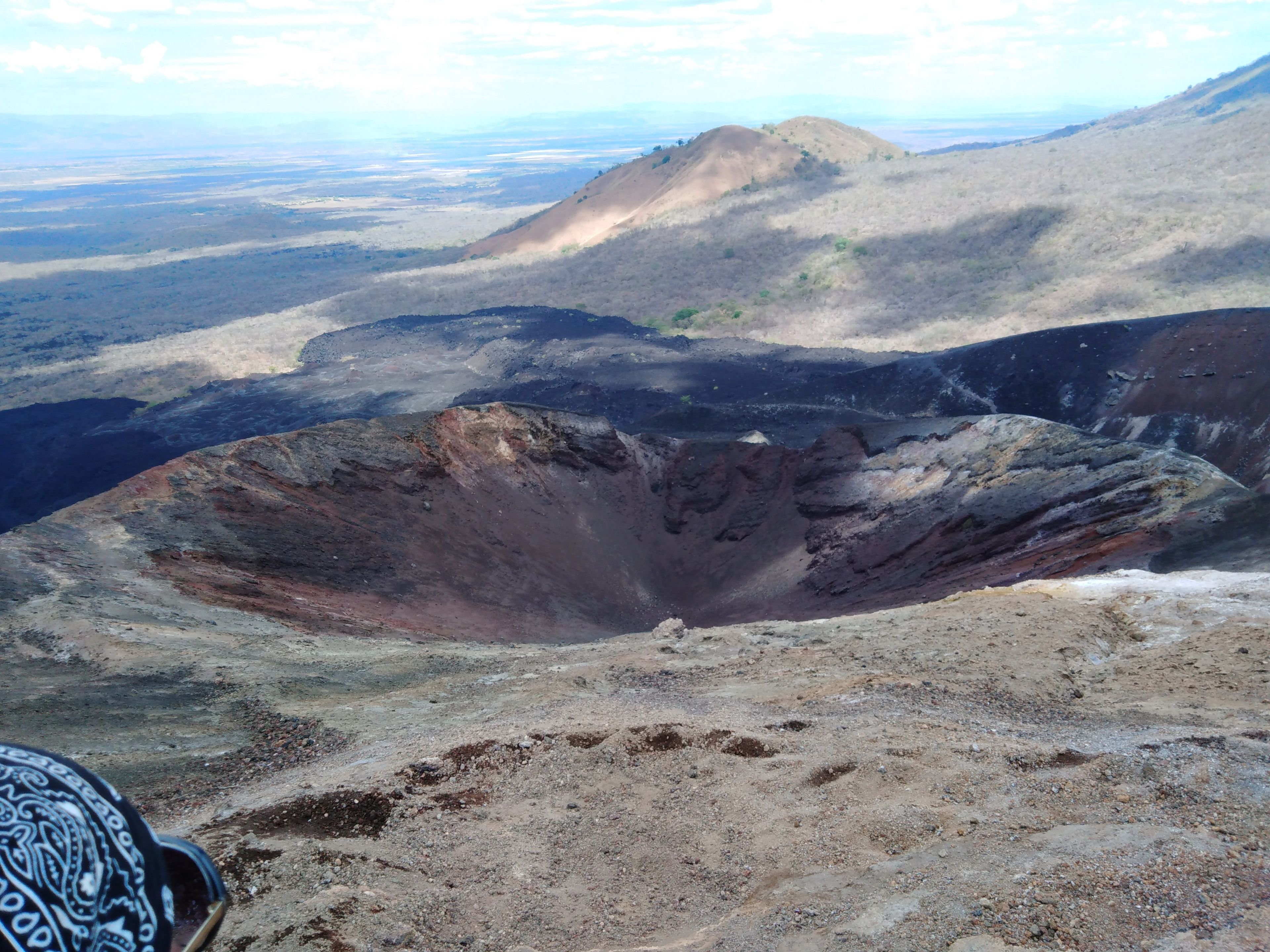 Eine karge Landschaft mit einem großen Krater.