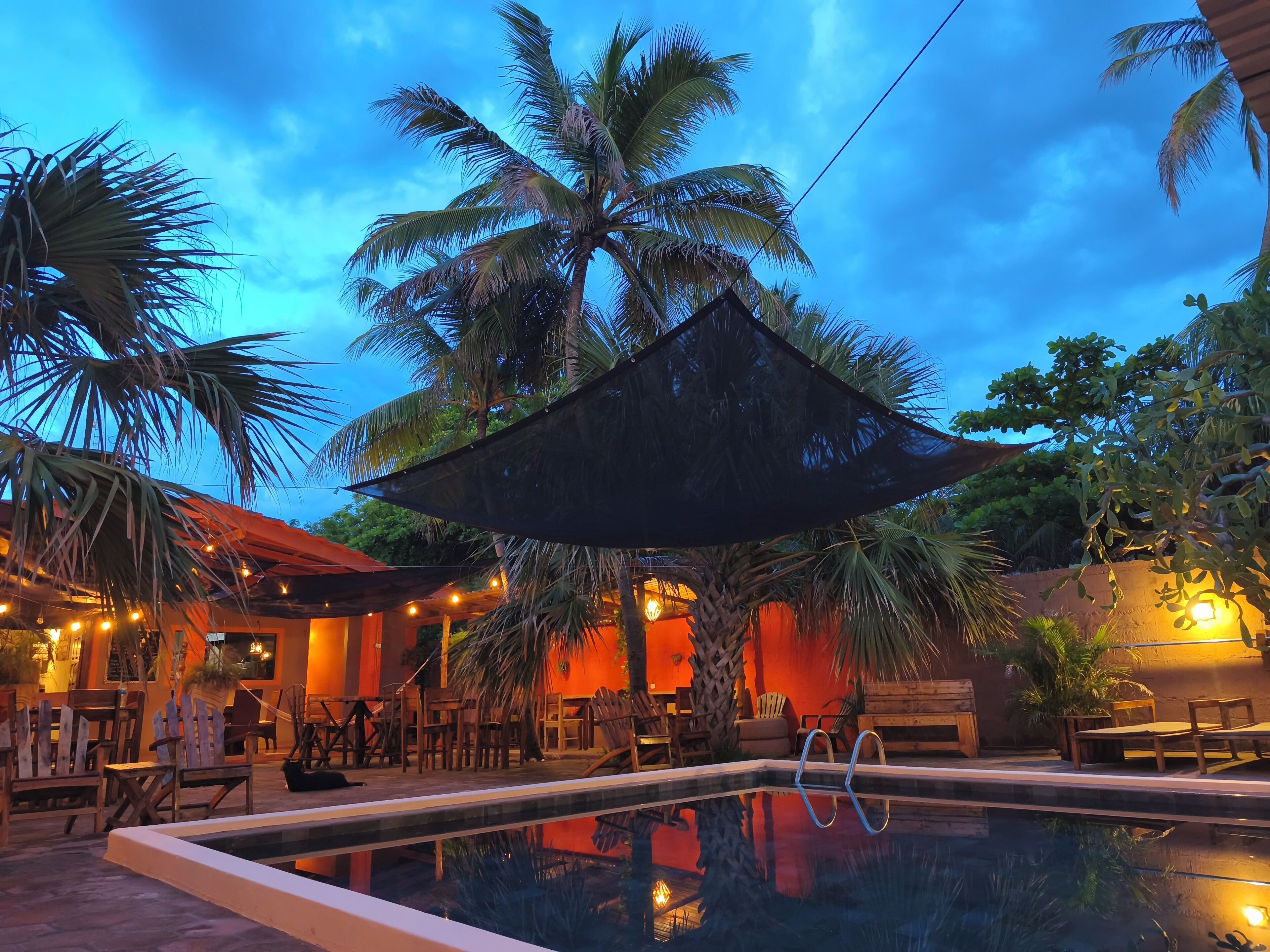 Una piscina al aire libre, sillones reclinables de piscina