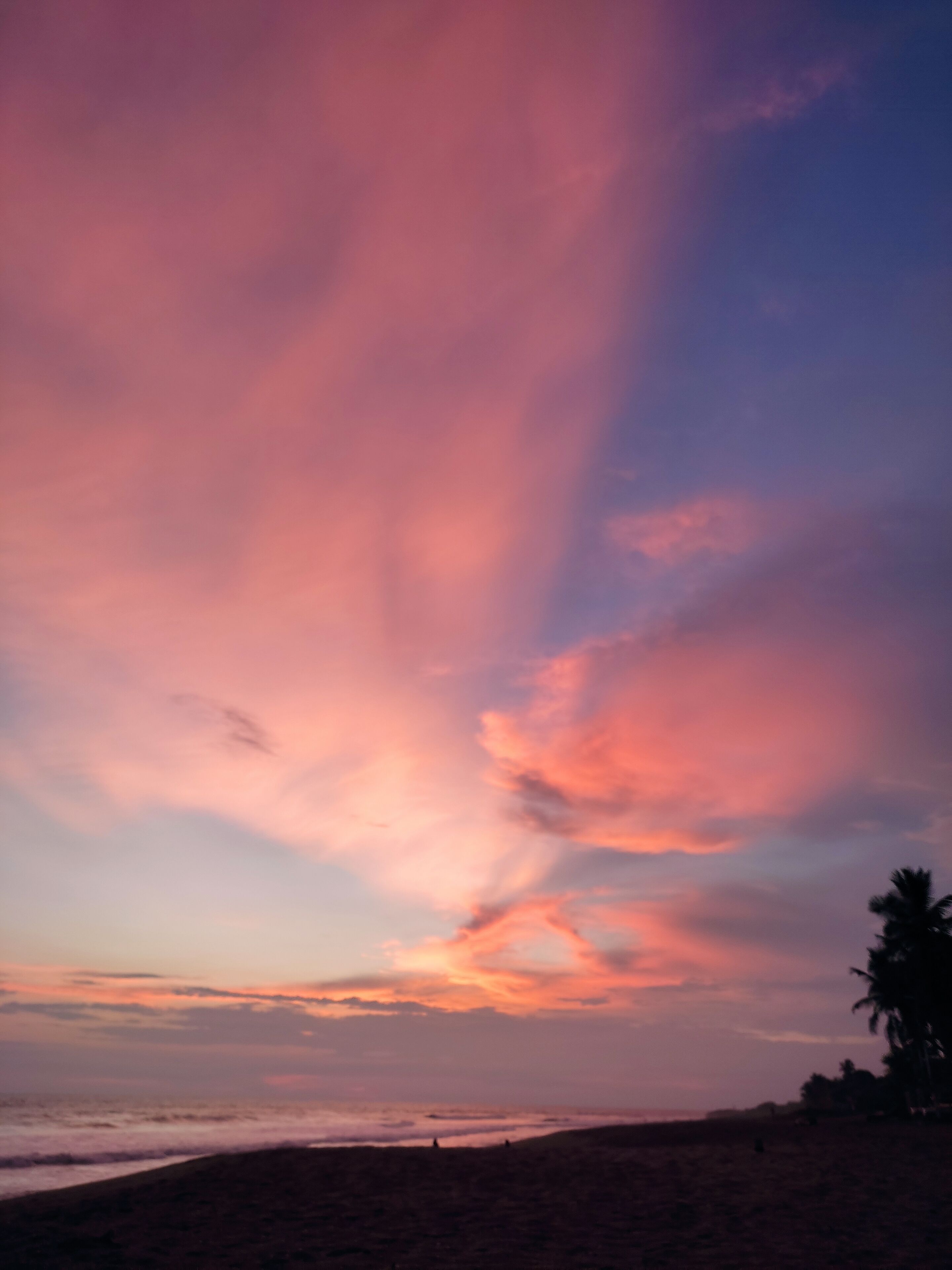 Una playa con un cielo al atardecer.