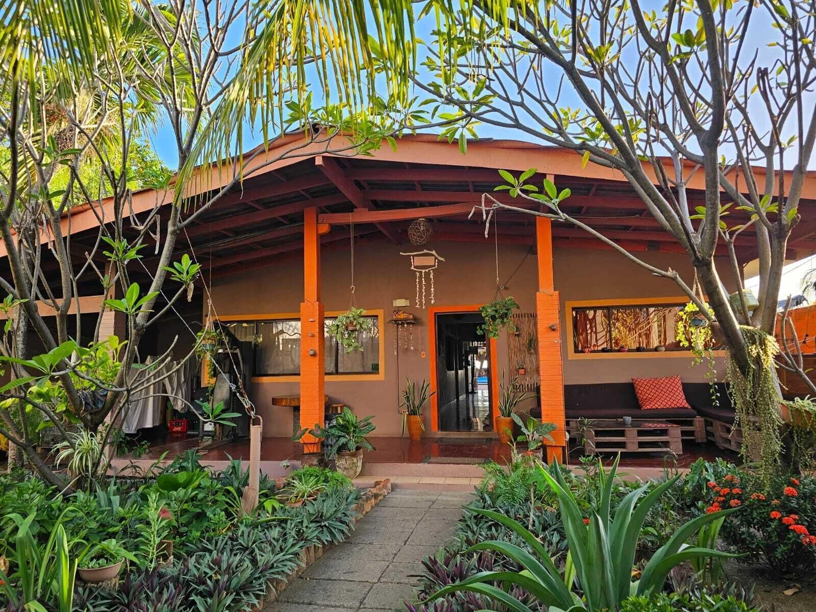 Vista frontal de la propiedad