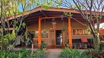 Vista frontal de la propiedad