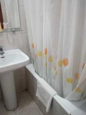 Toallas, jabón, shampoo, papel higiénico