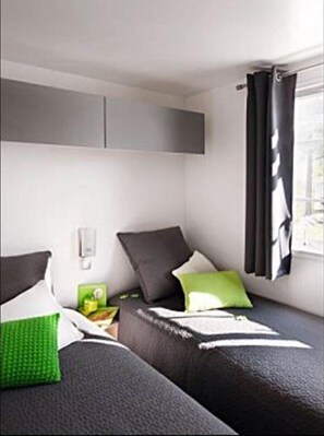 Blackout curtains, WiFi, bed sheets - Camping Resort Els Pins (Malgrat de Mar)