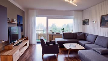 Smart-TV, DVD-Player, Tischtennisplatte, Bücher