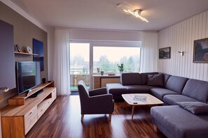 Een smart-tv, een dvd-speler, een tafeltennistafel en boeken
