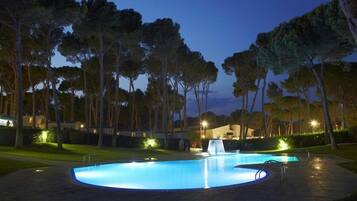 Una piscina al aire libre de temporada