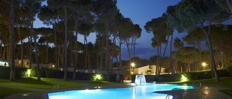 Seasonal outdoor pool