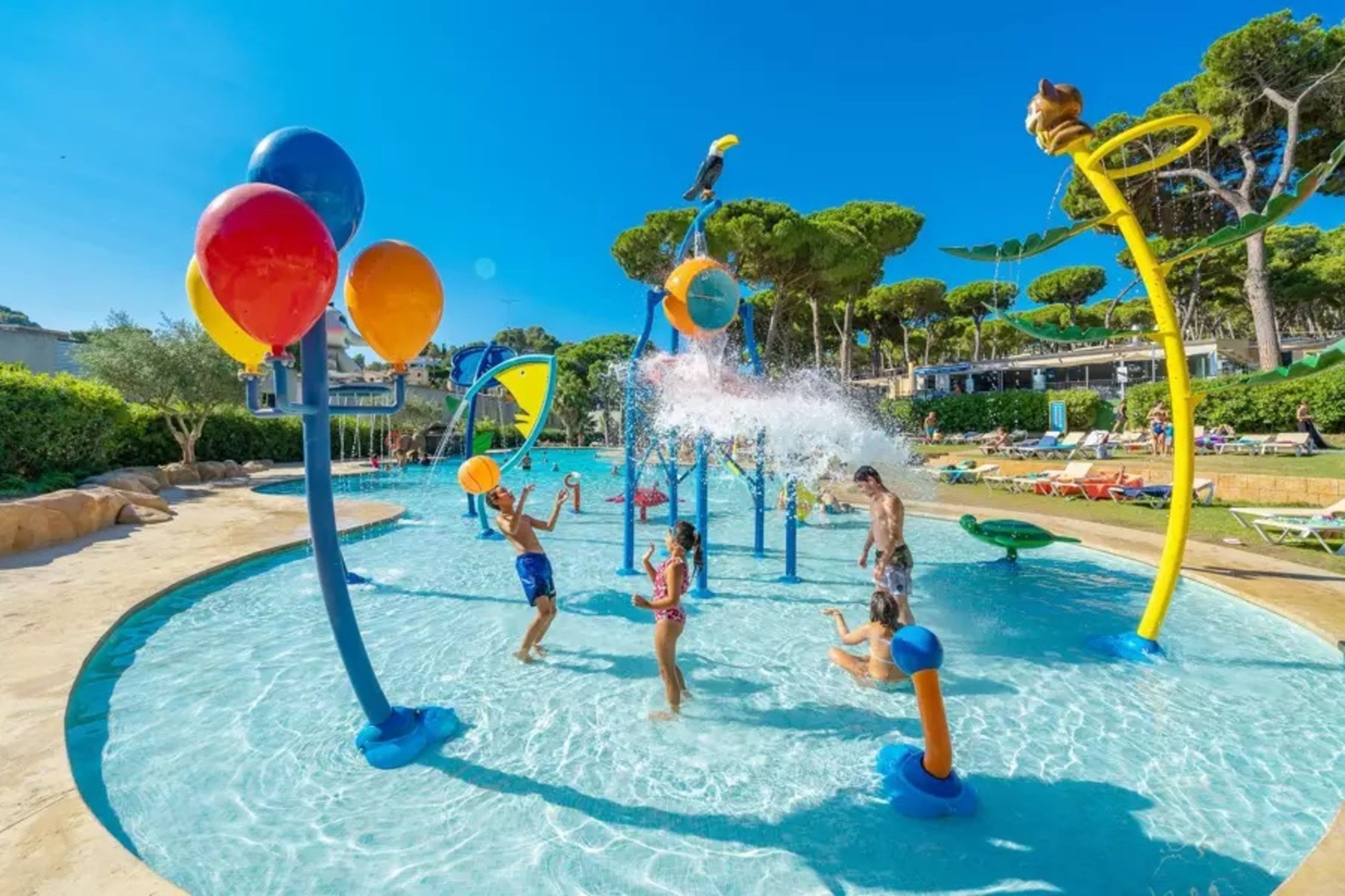 Un parc aquàtic amb nombroses atraccions i tobogans.