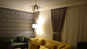 Familienapartment, 2 Schlafzimmer | Wohnbereich | LCD-Fernseher