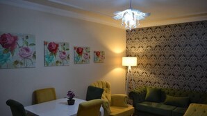 Familienapartment, 2 Schlafzimmer | Wohnbereich | LCD-Fernseher