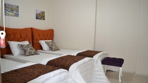 Familienapartment, 2 Schlafzimmer | 2 Schlafzimmer, Schreibtisch, Bügeleisen/Bügelbrett