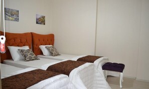 Familie appartement, 2 slaapkamers | 2 slaapkamers, individueel gedecoreerd, een bureau