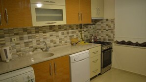 Familienapartment, 2 Schlafzimmer | Eigene Kochnische | Großer Kühlschrank, Ofen, Herdplatte, Wasserkocher