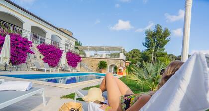 Exklusive Wohnung in Villa mit Pool und Tennisplatz.