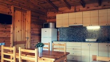 Bungalow Deluxe, 2 habitaciones | Cocina privada | Refrigerador con congelador, microondas y parrilla de estufa