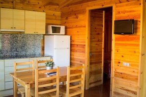 Deluxe Bungalow, 2 Bedrooms | Individually furnished, free WiFi, bed sheets - Camping els Ports (Arnes)