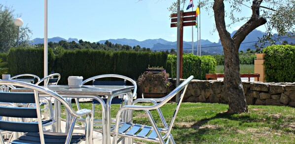 Melayani sarapan, makan siang, makan malam; sajian masakan Spanyol