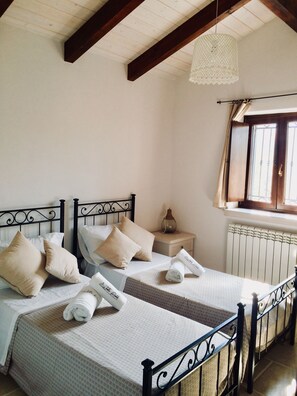 2 bedrooms, desk, iron/ironing board, travel cot - Rinaldi Trullo - Private Pool and Sauna (Castellana Grotte)
