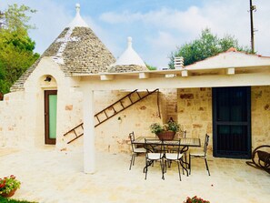 Outdoor dining - Rinaldi Trullo - Private Pool and Sauna (Castellana Grotte)