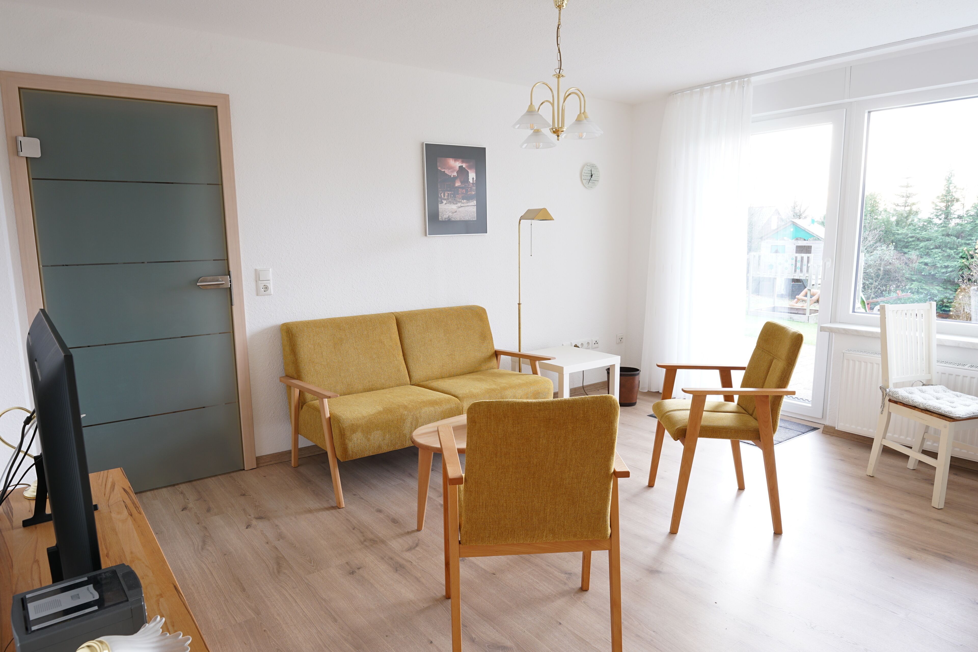 TV connectée, table de tennis de table, livres, chaîne hi-fi