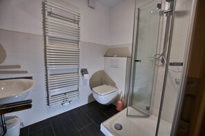Dusche, Haartrockner, Handtücher, Toilettenpapier