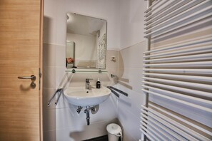 Regadera, secadora de cabello, toallas, papel de baño 