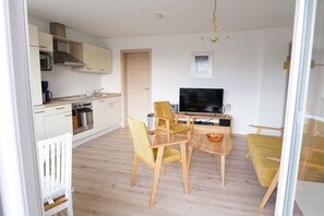 Smart-TV, Tischtennisplatte, Bücher, Stereoanlage