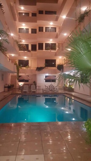 Indoor pool, outdoor pool, pool loungers - Hotel Costa Miramar (Acapulco)