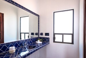 Junior Suite, Multiple Beds, Mountain View | Bathroom | Shower, rainfall showerhead, free toiletries, hair dryer - Hotel Camino Antiguo (Guanajuato)