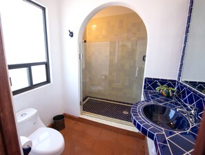 Suite junior, varias camas, vista a la montaña | Regadera en el baño