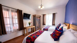 Phòng Suite Junior, nhiều giường, quang cảnh núi | Bộ đồ giường cao cấp, chăn bông, bàn 