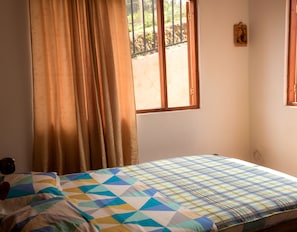 Eenvoudige tweepersoonskamer | Verduisterende gordijnen, geluiddichte muren