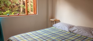 Eenvoudige tweepersoonskamer | Verduisterende gordijnen, geluiddichte muren