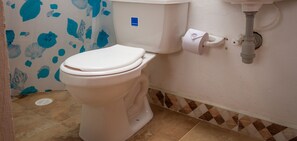 Eenvoudige tweepersoonskamer | Badkamer | Een douche, handdoeken