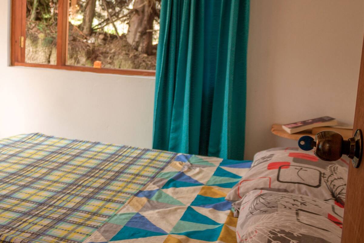 Eenvoudige tweepersoonskamer | Verduisterende gordijnen, geluiddichte muren