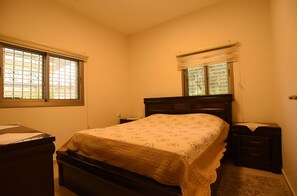 2 bedrooms, desk, laptop workspace, blackout curtains - The Garden Apartment (Nazareth)