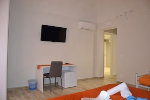 Classic Quadruple Room, Multiple Beds, City View (Castello di Venere)