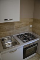 Frigorifero, microonde, forno, piano cottura