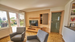 Smart-TV, DVD-spiller, bordtennis og stereoanlegg